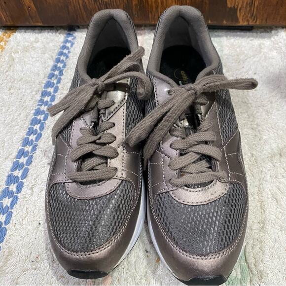 Easy Spirit Bronze Sneakers Size 8N with Cushioned Sole and Breathable Design - Picture 1 of 8